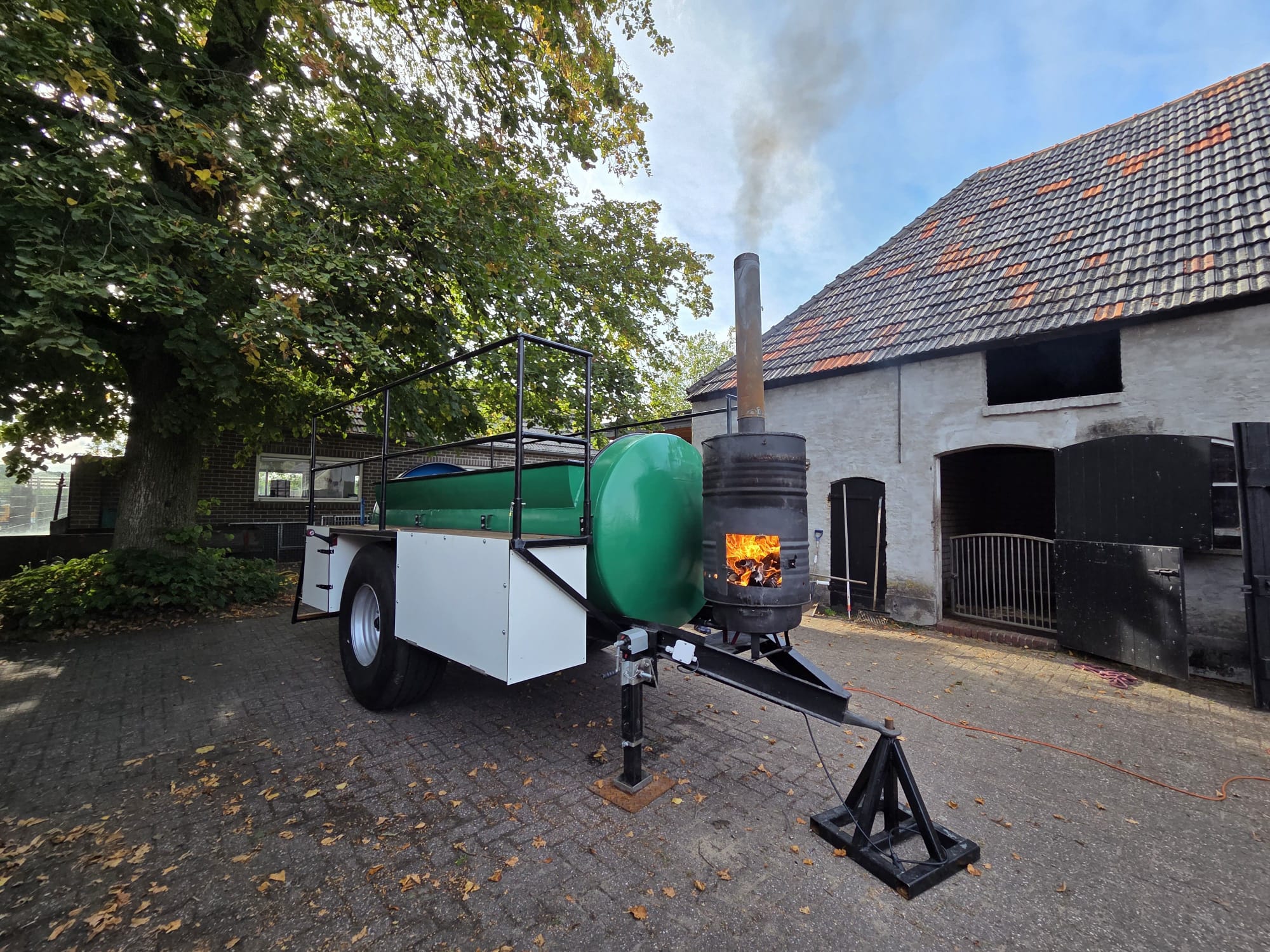 Houtgestookt hottub met brandhout